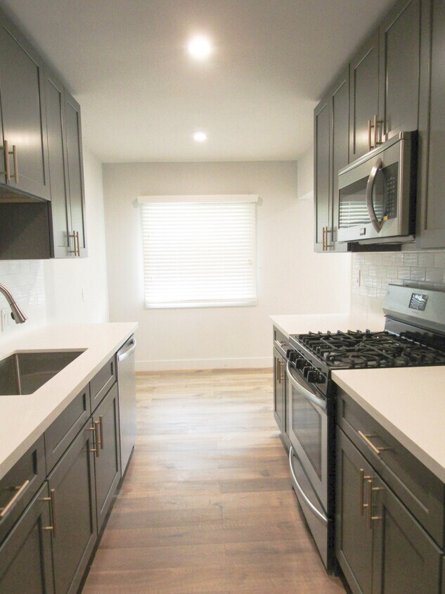 Foto principal - 1458 S Cloverdale Ave