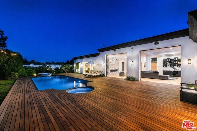 Foto del edificio - 16341 Sloan Dr