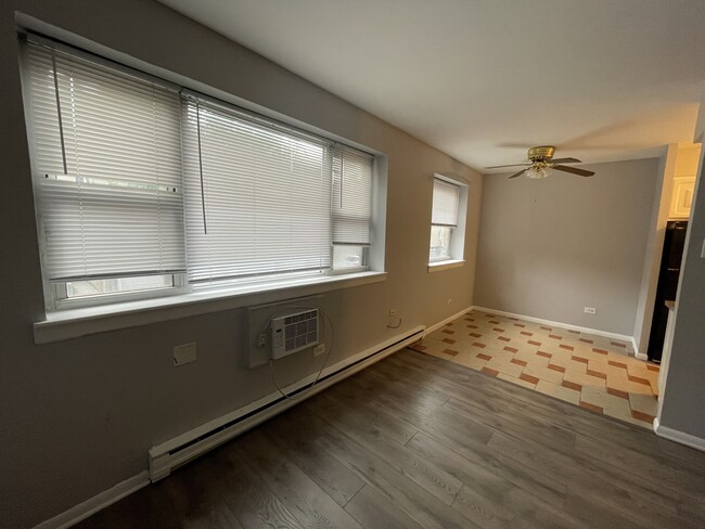 Building Photo - 5920 N Kenmore Ave