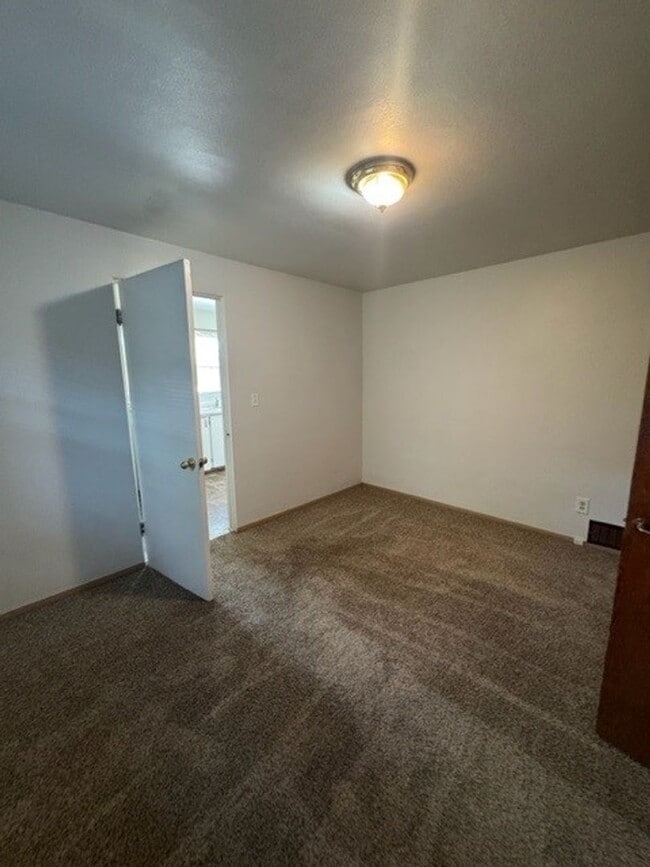 Building Photo - Jean Street 4 Plex