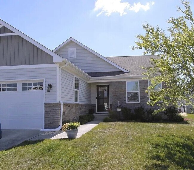 Foto del edificio - 7451 Pinwheel Dr
