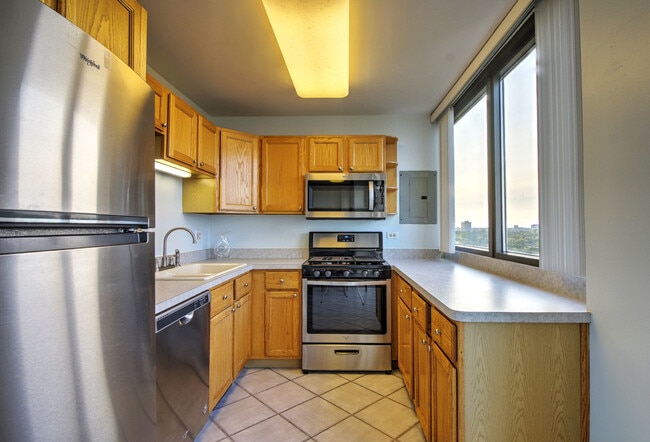 Building Photo - 6701 S Crandon Ave