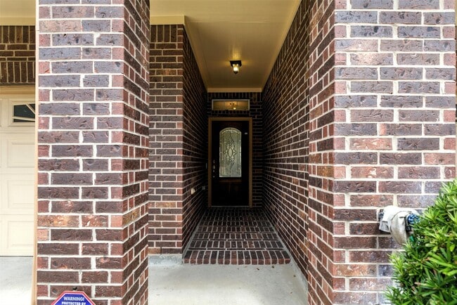 Building Photo - 8904 Clovermist Dr
