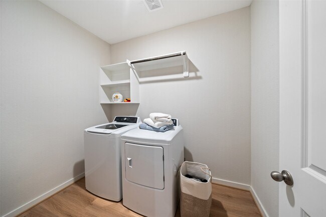 Foto del edificio - 4237 Red Cedar Ring Ln