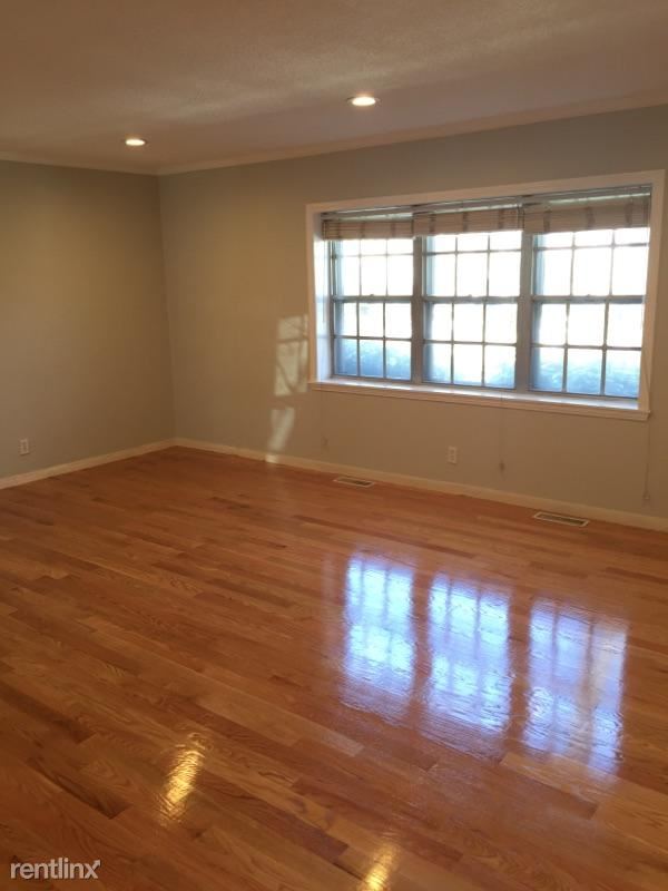 Foto del edificio - 136 Lake Shore Rd