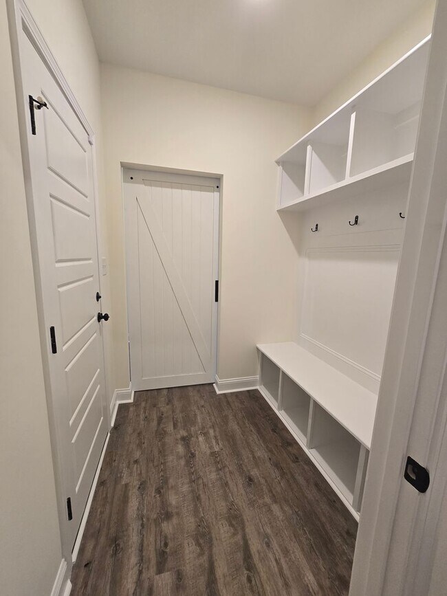 Building Photo - NEW LISTING!!!!!
