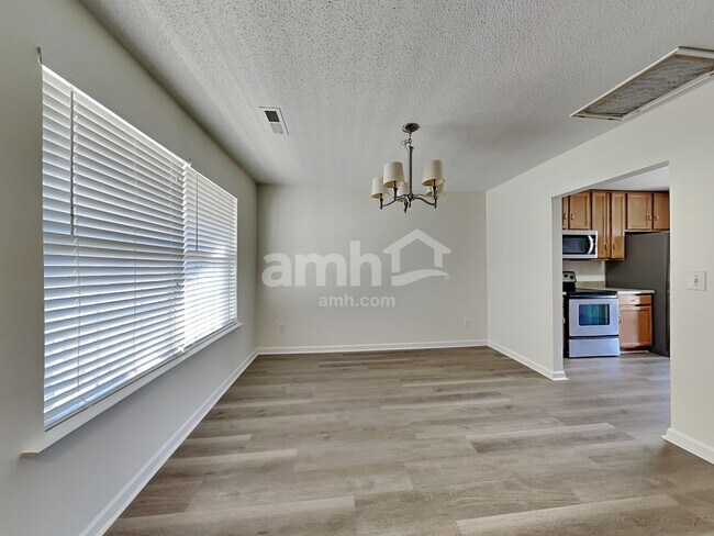 Foto del edificio - 611 Westbury Way