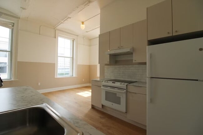 Building Photo - 30 W Broad St