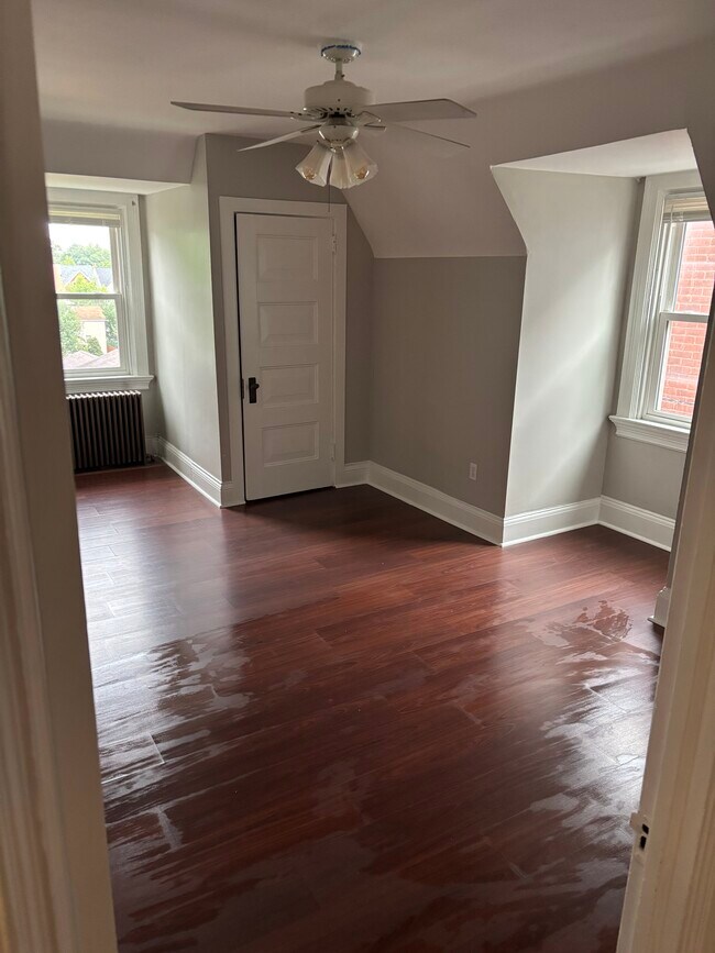 Dormitorio - 417 S Winebiddle St