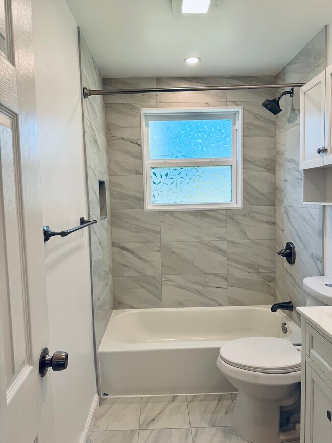 Baño - 536 Kalmia St