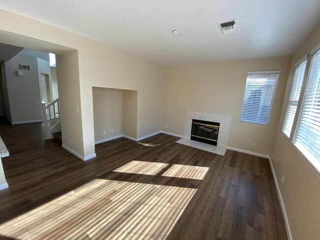 Foto del edificio - 4 Bed 3 Bath In Brentwood (Recently Updated)