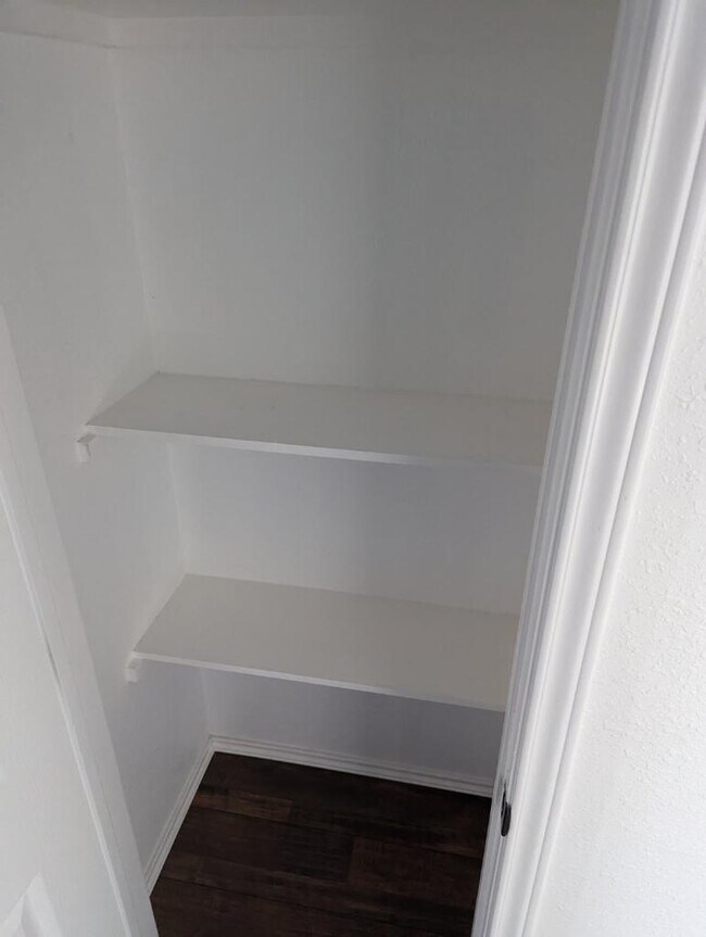 estanterías de armario - 107 W Mesquite St