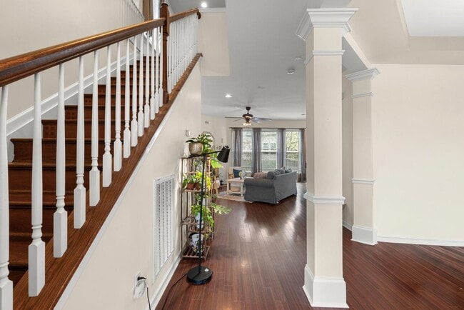 Foto del edificio - 3 Bed 2.5 Bath Home with 2 Car Garage and Fenced Backyard
