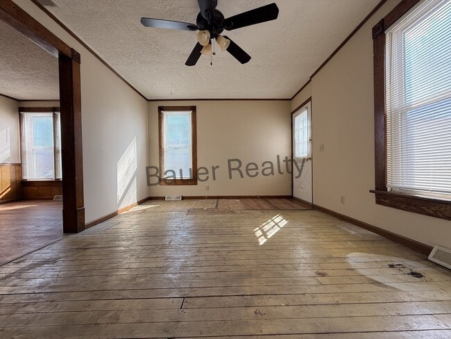 Building Photo - Three Beds, 1.5 Baths