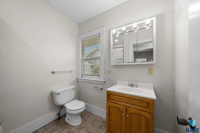 Building Photo - 814 N Prairie Ave