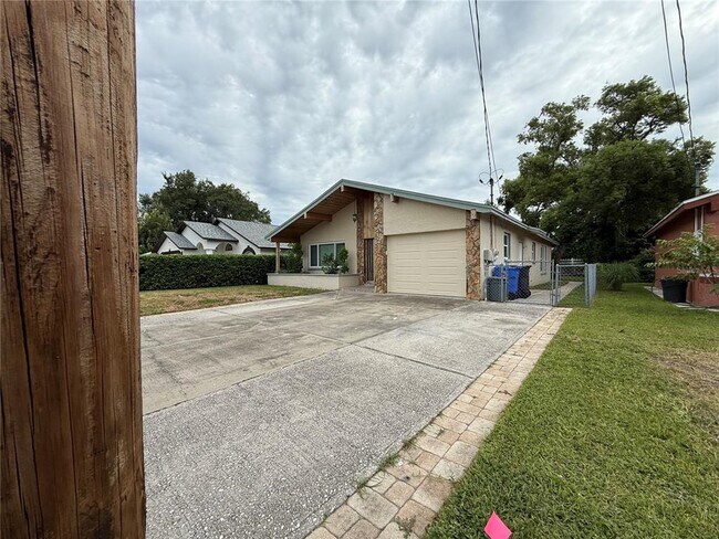 Foto del edificio - 7523 Blossom Ave