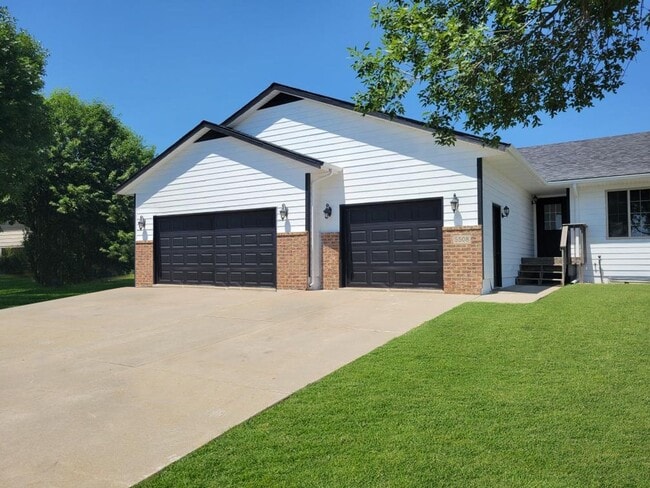 Building Photo - 4 BEDROOM, 2 BATH TOWN HOME, PET FRIENDLY, AMENITY FILLED, DOUBLE ATTACHED GARAGE!