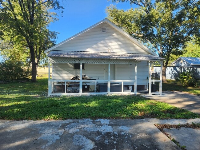 Building Photo - 1116 E Academy St