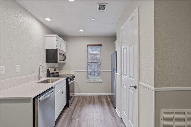 Foto del edificio - 11700 League Line Rd