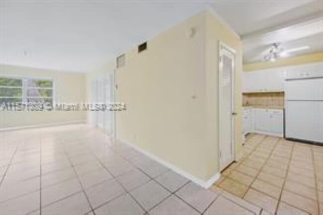 Building Photo - 124 NE 19th Ct