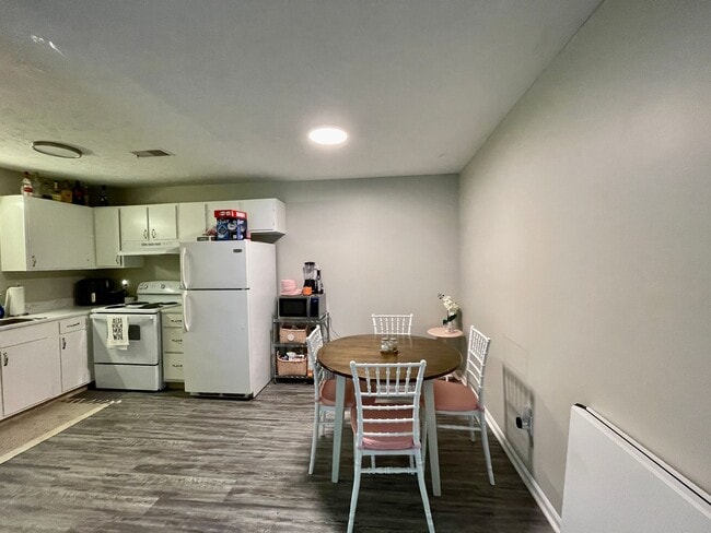 Building Photo - 2 Bedroom Condo Off Alumni!