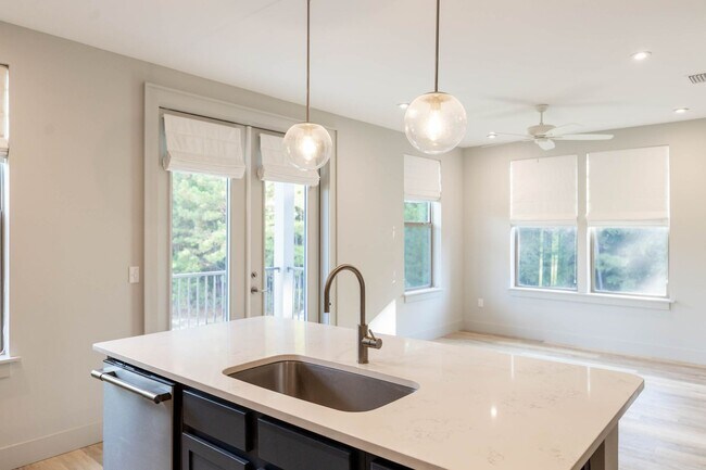Foto del edificio - RARE 3 BEDROOM 2 BATH CONDO AT THE INLET -...