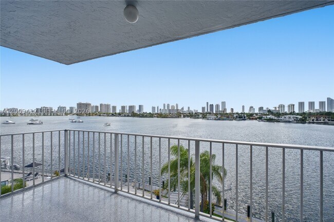 Foto del edificio - 16570 NE 26th Ave
