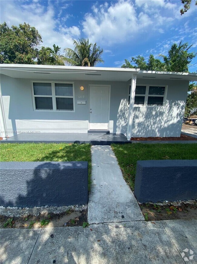 Building Photo - 1219 N 20th Ave