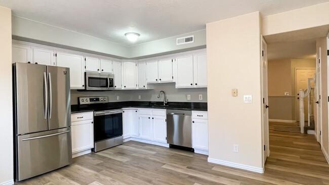 Building Photo - Great 3 Bedroom, 2.5 Bath townhome in the ...