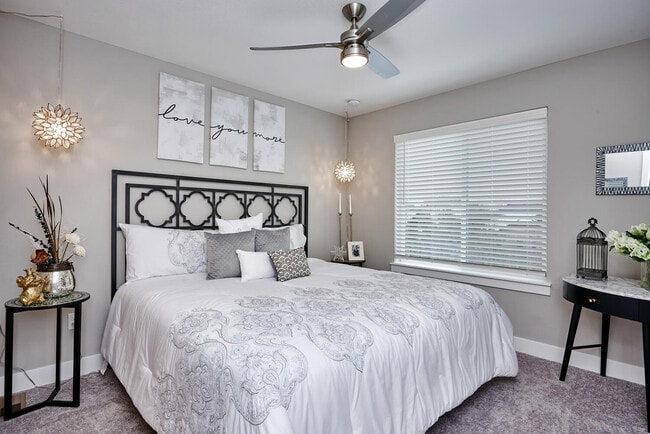 Building Photo - Creekline Townhomes