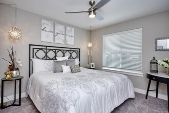 Building Photo - Creekline Townhomes