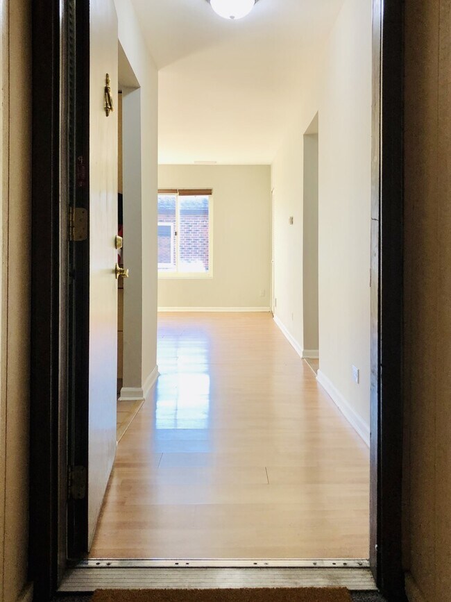 900 Perrie Dr Unit 302, Elk Grove Village, IL 60007 Condo for Rent in