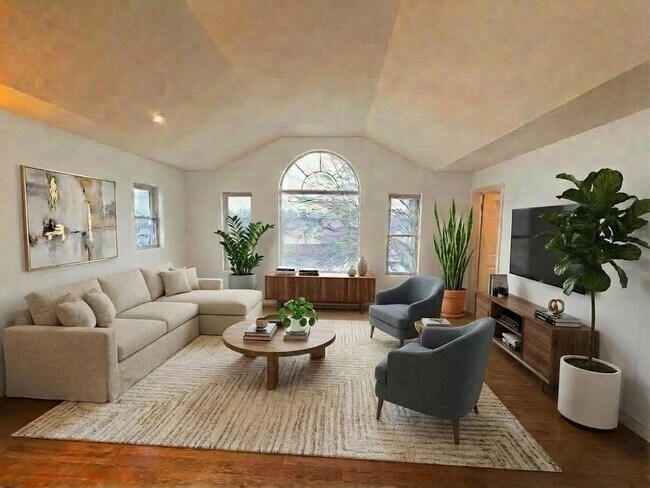 Photo du bâtiment - Sun-Filled Spacious 1BR | Vaulted Ceilings, Private Terrace & In-Suite Laundry — East Mountain