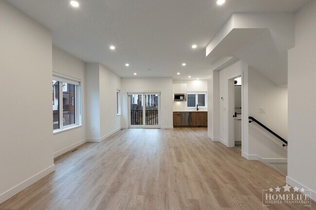 Photo du bâtiment - 3 - Bed + 3 - Bath + 1 Office/Den in South Surrey!