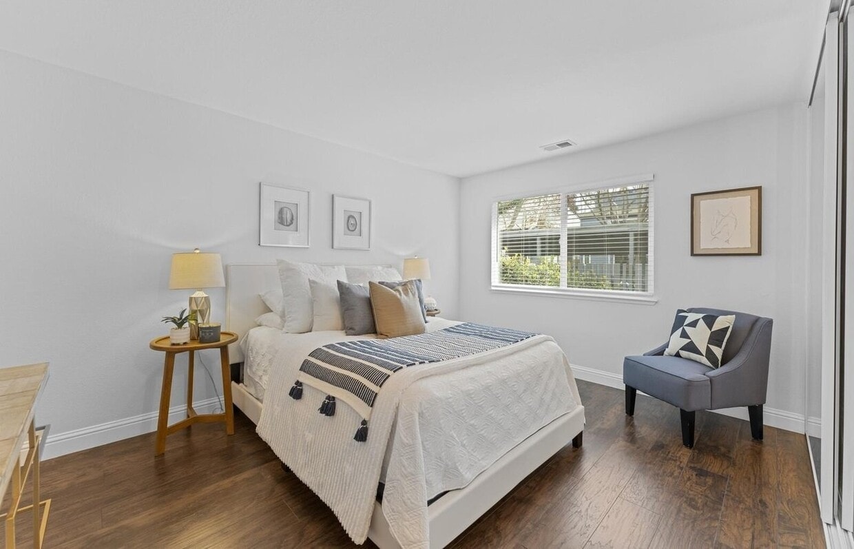 Building Photo - "Charming 2-Bed Apartment with Elegant Fin...