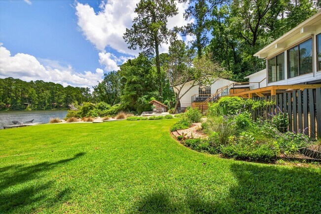 Foto del edificio - 7805 Thorn Hill Ln