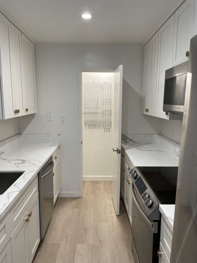 Building Photo - 143 Piccadilly Place, Unit A