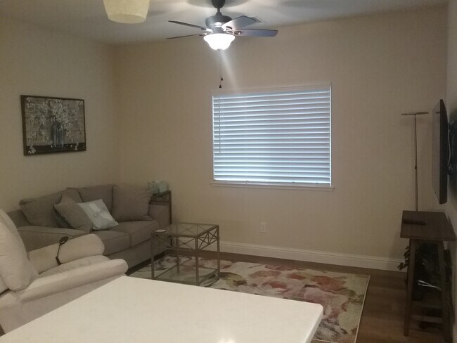 Foto del edificio - 1002 Topaz Ct