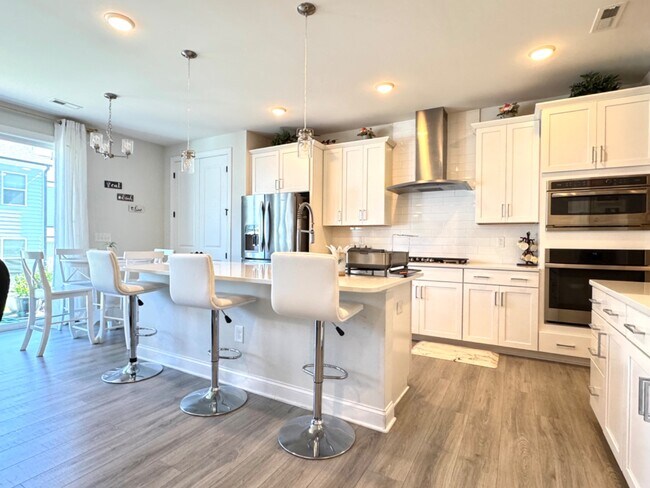 Foto del edificio - 4 Bedroom Luxury Townhome in Apex