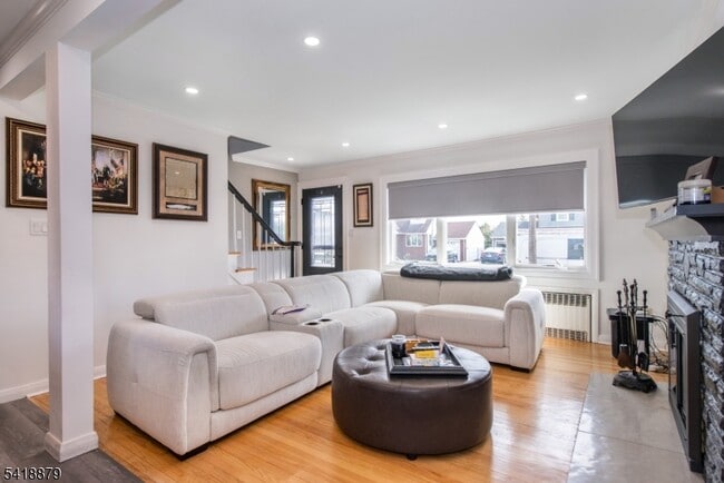 Building Photo - 23 Lois Ave