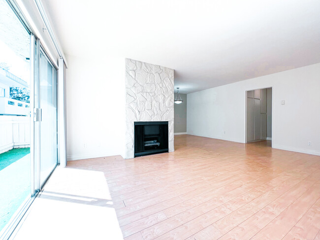 Building Photo - 3646 Mentone Ave