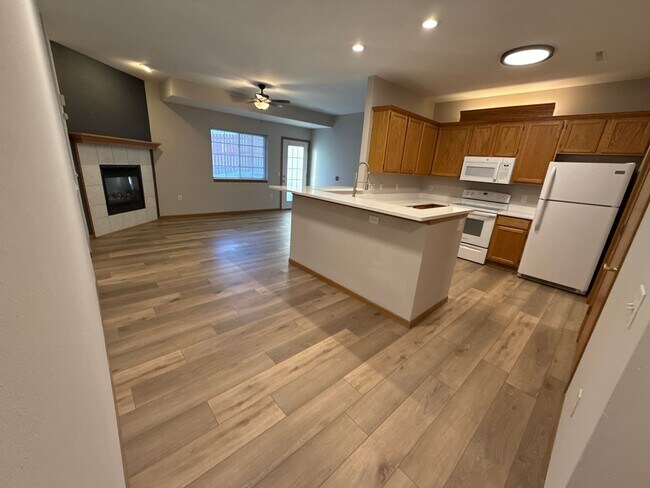 Foto del edificio - Large 2 Bedroom, 2 Bath apartment with 2 car garage