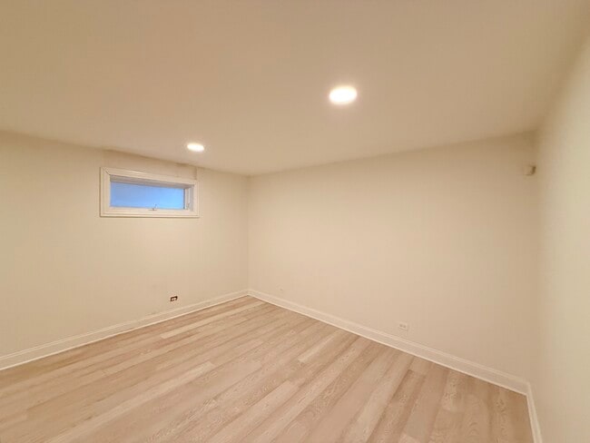 Building Photo - 2337 W Maypole Ave