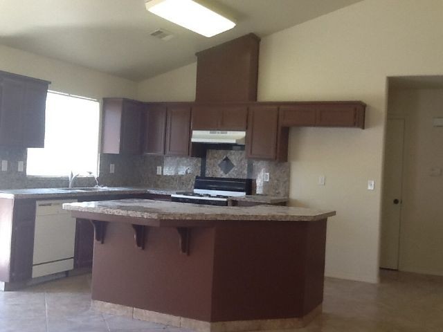 Building Photo - House For Rent in Hanford