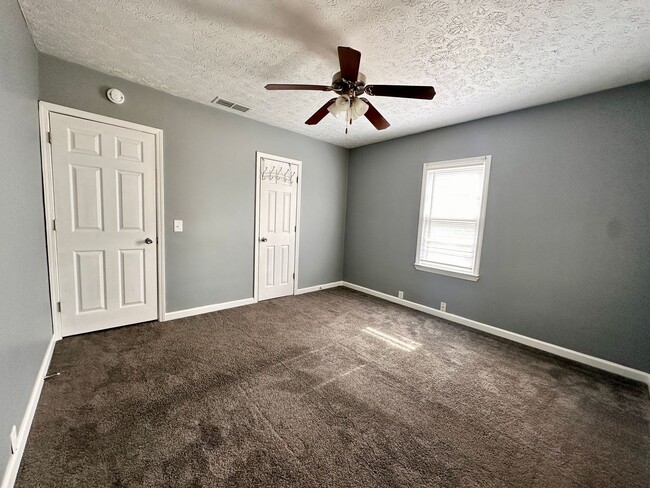 Building Photo - 2 Bed 1 Bath with Private Covered Patio