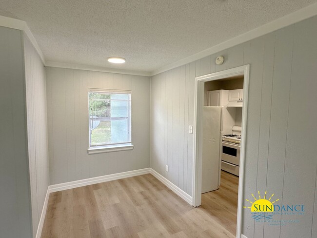 Building Photo - Newly Renovated 2 Bedroom Home in Pensacola!