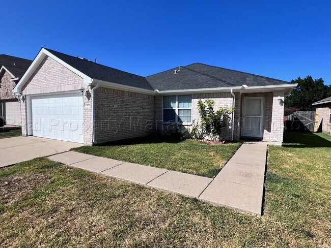 Building Photo - Charming 3-Bed 2 Bath 2 Car in The CANDLE ...