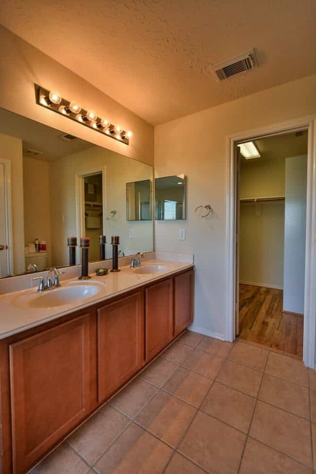 Building Photo - 3205 Victorian Manor Ln