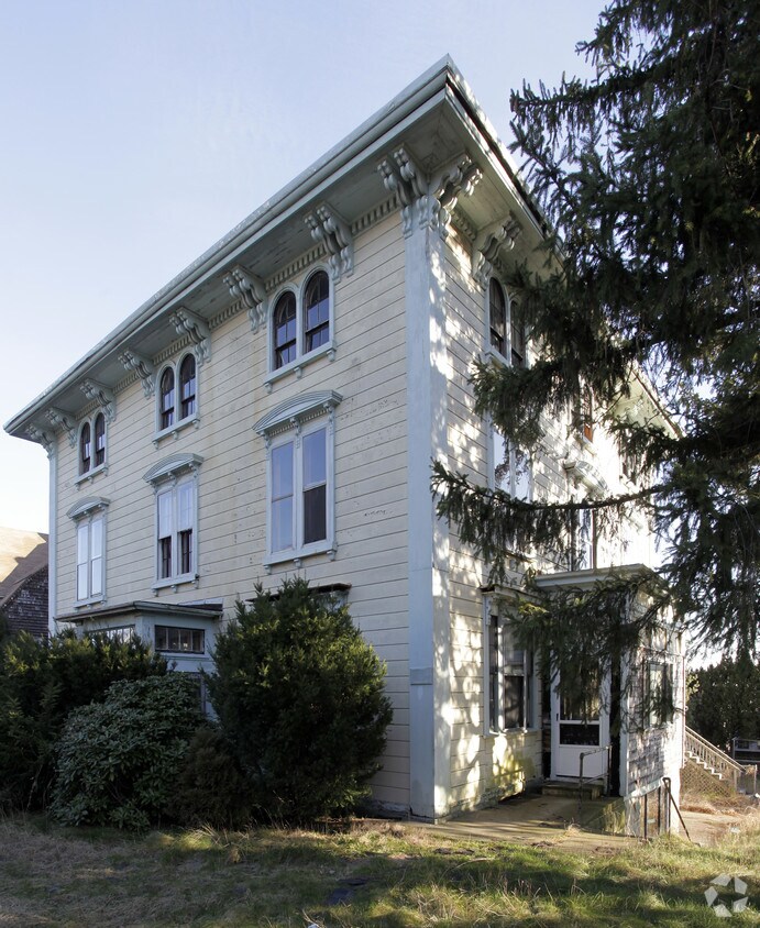 Building Photo - 716 County St