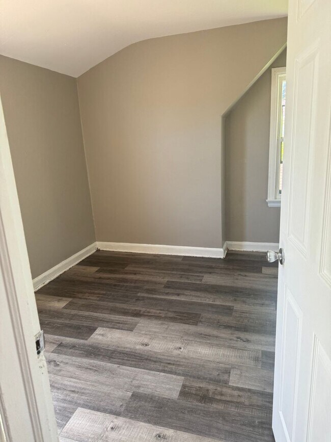 Building Photo - 3 Bedroom Single Family House - Newly Renovated!